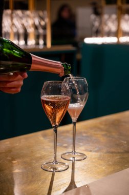 Şampanya Bulvarı, Epernay, Fransa 'nın Şampanya Bölgesi' nde kış hafta sonu festivalinde gül köpüklü şarap tatma ve tatma.