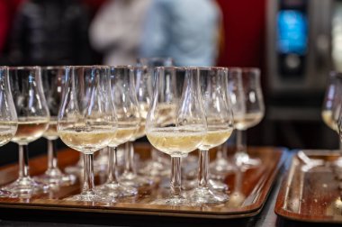 Aralık 'ta, Champagne Bulvarı, Epernay, Champagne Bölgesi, Fransa' da kış festivalinde pek çok küçük şampanya kadehi tadacak.