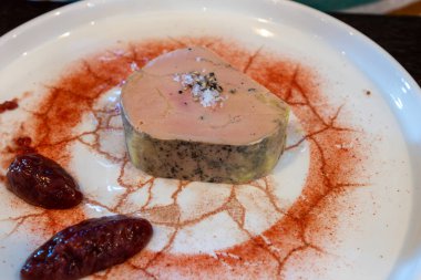 Foie gras yağlı ciğer spesiyali ördek ciğeri ya da kaz ciğeri. Gavaj ile şişmanlatılmış, zorla beslenmiş. Fransız restoranında çilek reçeli ile servis ediliyor.