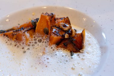 Fransa 'nın Bordeaux bölgesindeki Fransız restoranında servis edilen Bask Bölgesi' nden Ossau-Iraty koyun peyniri ile çırpılmış krema soslu kavrulmuş balkabağı.