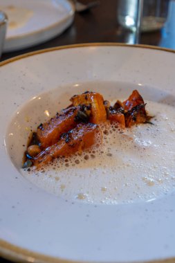 Fransa 'nın Bordeaux bölgesindeki Fransız restoranında servis edilen Bask Bölgesi' nden Ossau-Iraty koyun peyniri ile çırpılmış krema soslu kavrulmuş balkabağı.