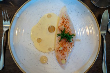 En lezzetli balıklardan oluşan beyaz fileto John Dory, St Pierre veya Peter 's balığı Fransa' nın Bordeaux bölgesindeki lüks restoranda kabuklu balık sosuyla servis edilir.