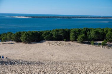 Güneşli bir günde Fransa 'nın Atlantik kıyı şeridi boyunca Bordeaux' nun güneybatısındaki Arcachon Körfezi bölgesindeki La Teste-de-Buch 'da Avrupa' nın en uzun kum tepeciğinden manzara
