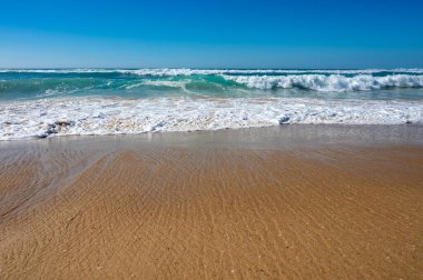 Plage de Horizon, Plage de l 'ocean Le Phare du Cap Ferret ve Duna du Pilat yakınlarındaki Plage de l' ocean, Cap Ferret yarımadası, Fransa, Bordeaux 'nun güneybatısı, Fransa' nın Atlantik kıyıları güneşli bir günde