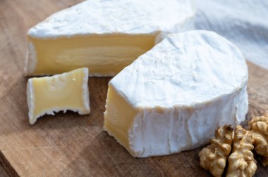 Peynir koleksiyonu, Normandiya bölgesinden Fransız peyniri, çiftlik dükkanından kalp şeklinde neufchatel.