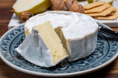 Fransız peyniri, orijinal Camembert de Normandie peyniri, beyaz küfle kaplayın.