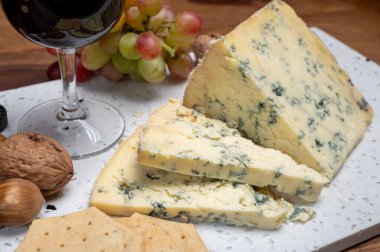 Peynir koleksiyonu, İngiliz ineği sütü. Yarı yumuşak, eski püskü mavi peynir. Kapatın.