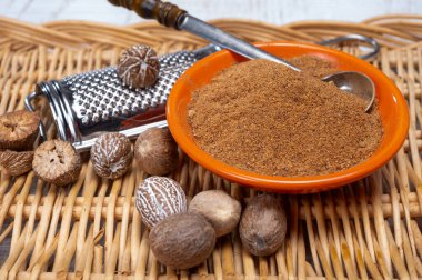 Lezzetli kış baharatı kurutulmuş ve toprak tozu hindistan cevizi, birçok yemekte malzeme olarak kullanılır, eggnog, patates, sıcak şarap, yakın çekim