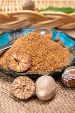 Lezzetli kış baharatı kurutulmuş ve toprak tozu hindistan cevizi, birçok yemekte malzeme olarak kullanılır, eggnog, patates, sıcak şarap, yakın çekim