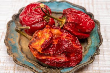 Kurutulmuş kırmızı, çok sıcak kırmızı biber.