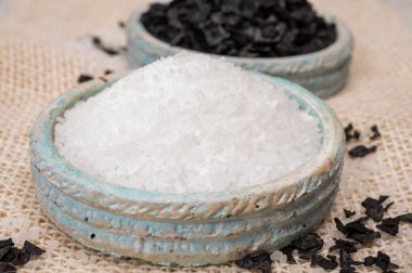 Siyah ve beyaz Akdeniz tuzu yakında, Kıbrıs Kara Tuz parlak siyah piramit şeklinde kristaller yakında