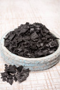 Karadeniz tuzu yaklaşın, yemeklerinize dram ve stil katın. Kıbrıs Rum Kesimi 'ne özgü parlak siyah piramit şeklindeki kristale serpiştirin.