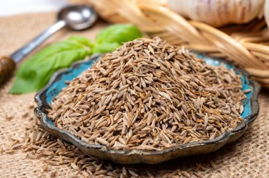 Mutfak bitkileri ve tohum koleksiyonu, aromatik kurutulmuş baharat kimyonu yakın çekim.