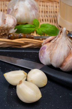 Kurutulmuş Fransız sarımsağıyla yemek yapmak. Kırmızı sarımsak. Aromatik mor sarımsak.