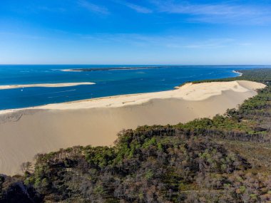 Güneşli bir günde Fransa 'nın Atlantik kıyı şeridi boyunca Bordeaux' nun güneybatısında Arcachon Körfezi bölgesindeki La Teste-de-Buch 'da yer alan Avrupa' nın en uzun kum tepeciğinin havadan görünüşü