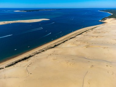 Güneşli bir günde Fransa 'nın Atlantik kıyı şeridi boyunca Bordeaux' nun güneybatısında Arcachon Körfezi bölgesindeki La Teste-de-Buch 'da yer alan Avrupa' nın en uzun kum tepeciğinin havadan görünüşü