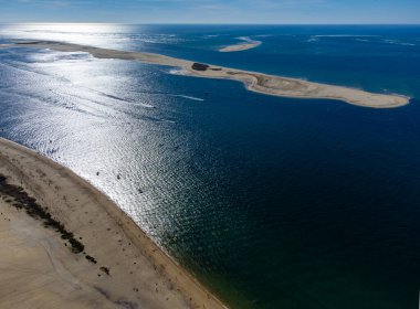 Güneşli bir günde Fransa 'nın Atlantik kıyı şeridi boyunca Bordeaux' nun güneybatısında Arcachon Körfezi bölgesindeki La Teste-de-Buch 'da yer alan Avrupa' nın en uzun kum tepeciğinin havadan görünüşü