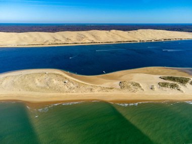 Güneşli bir günde Fransa 'nın Atlantik kıyı şeridi boyunca Bordeaux' nun güneybatısında Arcachon Körfezi bölgesindeki La Teste-de-Buch 'da yer alan Avrupa' nın en uzun kum tepeciğinin havadan görünüşü