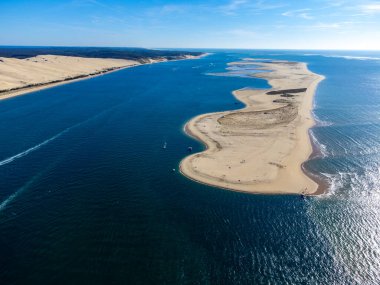 Güneşli bir günde Fransa 'nın Atlantik kıyı şeridi boyunca Bordeaux' nun güneybatısında Arcachon Körfezi bölgesindeki La Teste-de-Buch 'da yer alan Avrupa' nın en uzun kum tepeciğinin havadan görünüşü