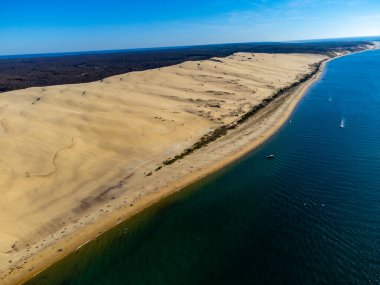 Güneşli bir günde Fransa 'nın Atlantik kıyı şeridi boyunca Bordeaux' nun güneybatısında Arcachon Körfezi bölgesindeki La Teste-de-Buch 'da yer alan Avrupa' nın en uzun kum tepeciğinin havadan görünüşü