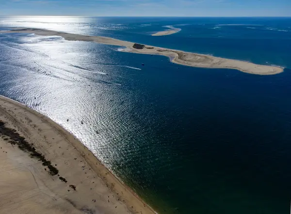 Güneşli bir günde Fransa 'nın Atlantik kıyı şeridi boyunca Bordeaux' nun güneybatısında Arcachon Körfezi bölgesindeki La Teste-de-Buch 'da yer alan Avrupa' nın en uzun kum tepeciğinin havadan görünüşü