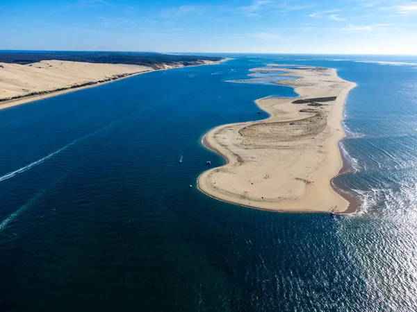 Güneşli bir günde Fransa 'nın Atlantik kıyı şeridi boyunca Bordeaux' nun güneybatısında Arcachon Körfezi bölgesindeki La Teste-de-Buch 'da yer alan Avrupa' nın en uzun kum tepeciğinin havadan görünüşü