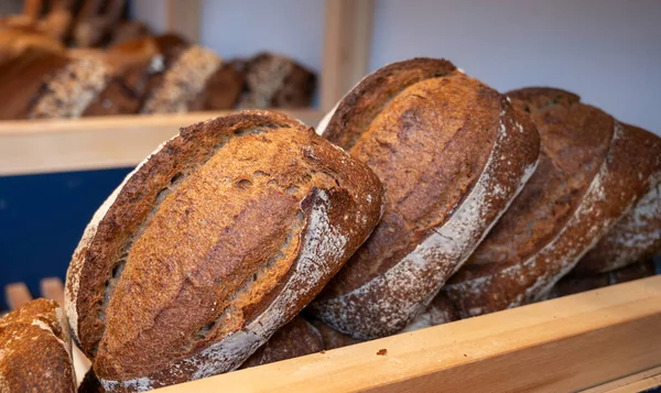 ボルドーのフランスの職人パン屋 ライ麦と小麦パンとバゲット フランス フランス料理 ロイヤリティフリーのストック画像