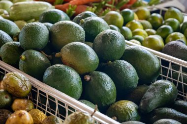 Fuerteventura, Kanarya Adaları 'ndaki çiftçi pazarında taze taze yeşil avokadolar, tropikal meyve ve sebzeler.