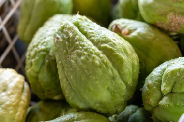 Yeşil olgun Chayote Sechium edule meyvesi, mirliton ve choko, su kabağı ailesi, Cucurbitaceae Fuertevantura, İspanya 'daki çiftçi pazarında