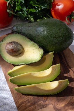 Olgun yeşil organik avokadolar masada, Fuerteventura, Kanarya Adaları, İspanya