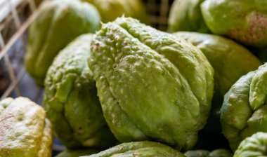 Yeşil olgun Chayote Sechium edule meyvesi, mirliton ve choko, su kabağı ailesi, Cucurbitaceae Fuertevantura, İspanya 'daki çiftçi pazarında