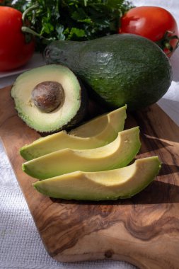 Olgun yeşil organik avokadolar masada, Fuerteventura, Kanarya Adaları, İspanya