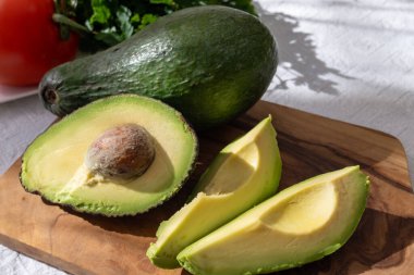 Olgun yeşil organik avokadolar masada, Fuerteventura, Kanarya Adaları, İspanya