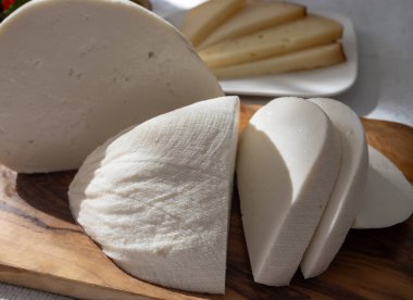 Taze gazlı bembeyaz keçi ineği koyun sütü peyniri, genç İspanyol peyniri