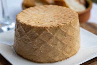 Peynir koleksiyonu, taze tütsülenmiş İspanyol keçi peyniri.