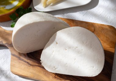 Taze gazlı bembeyaz keçi ineği koyun sütü peyniri, genç İspanyol peyniri