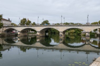 Cognac beyaz şarap bölgesindeki eski caddelerin ve evlerin manzarası, Charente bölgesi, güçlü alkol damıtma endüstrisi, Grand Champagne, Fransa
