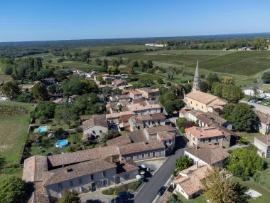 Sauternes köyünün ve üzüm bağlarının hava manzarası, Semillon üzümlerinden yapılan tatlı Sauternes şarapları Botrytis cinerea Noble rot, Bordeaux, Fransa