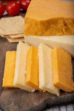 İngiliz peynirleri koleksiyonu, İskoç renkli ve İngiliz olgun çedar peynirleri kapanıyor.