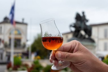 Varillerde yıllanmış konyak, içki ve şehirdeki eski caddeleri ve evleri görmek konyak, Grand Champagne, Charente, güçlü alkol damıtma endüstrisi, Fransa
