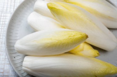 Taze organik hindiba salatası yenmeye hazır Belçika ve Hollanda 'da geleneksel kış yemekleri