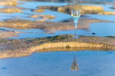 Bir bardak kava ya da şampanya köpüklü şarap, kış tatili, Dunes Corralejo kumsalında gelgit, Fuerteventura, Kanarya Adaları, İspanya