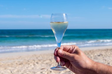Bir bardak kava, tatilde şampanya, Dunes Corralejo kumlu plajı, Fuerteventura, Kanarya adaları