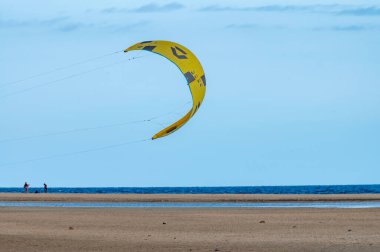 Kumlu kum tepeleri ve Sotavento sahilinin mavi turkuaz suyu, Costa Calma, Fuerteventura, Kanarya adaları, İspanya kışın