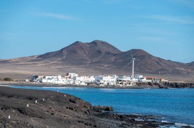 Punta de Jandia ve Fuerteventura adasının güney ucunda deniz feneri, sadece çakıl yolu ile ulaşılabilir, güneşli kış günü.