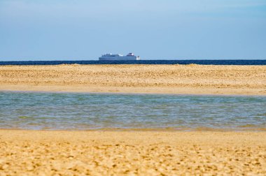 Kumlu kum tepeleri ve Sotavento sahilinin mavi turkuaz suyu, Costa Calma, Fuerteventura, Kanarya adaları, İspanya kışın
