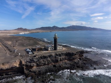 Punta de Jandia ve Fuerteventura adasının güney ucunda deniz feneri, sadece çakıl yolu ile ulaşılabilir, güneşli kış günü.