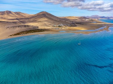 Kumlu kumulların ve Sotavento sahilinin mavi turkuaz suyunun hava manzarası, Costa Calma, Fuerteventura, Kanarya adaları, İspanya kışın