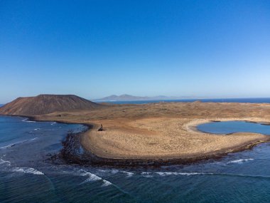 Hava manzaralı Corralejo kumulları, beyaz kumlu plaj, mavi su, Lobos ve Lanzarote adaları, Fuerteventura 'nın kuzeyi, Kanarya adaları, İspanya
