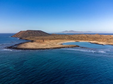 Hava manzaralı Corralejo kumulları, beyaz kumlu plaj, mavi su, Lobos ve Lanzarote adaları, Fuerteventura 'nın kuzeyi, Kanarya adaları, İspanya